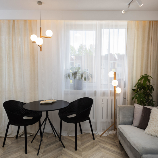 Piantana di legno stile scandinavo con sfere vetro bianco